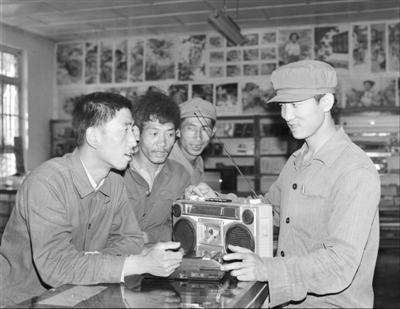 <p>　　1981年5月,　贺兰县金贵供销社新开设的五金门市部，积极组织货源，满足农村社员对家用电器的需要。（资料照片）　</p><p>　　丁三成　摄</p>