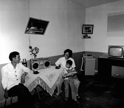 <p>　　1984年，石嘴山市公共汽车公司青年职工温西章一家。（资料照片）</p><p>　　邓尚喜　摄</p>