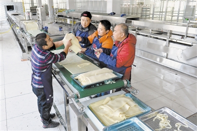 <p>　　在新建成的凉皮产业基地内，商家们在测试自动化生产设备。</p>