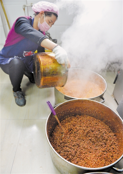 <p>　　炸辣椒是凉皮中最重要的一味调料。</p>