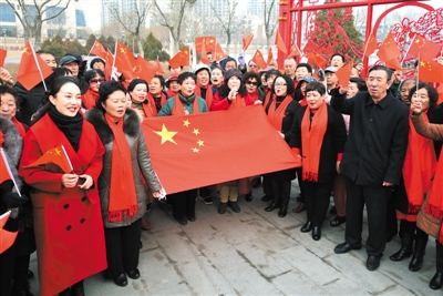 <p>　　党的十九大代表侯艳、改革先锋王有德与群众们一起高歌。</p>