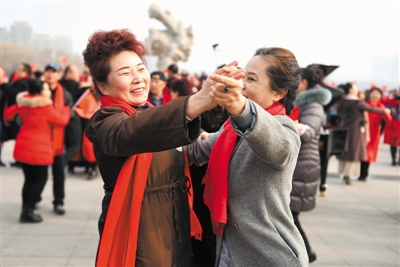 <p>　　人们伴着音乐载歌载舞，欢乐洋溢。</p>