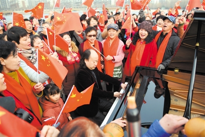 <p>　　群众真挚的歌声和钢琴演奏者李宴君的激情演奏相融相和。</p>