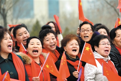 <p>　　大家从倾听到合唱，用温暖的“快闪”方式，表达爱国之情。</p>