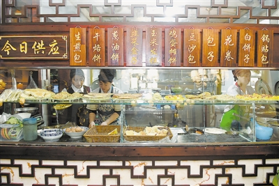 <p>　　每天开门营业前，拉面馆里便准备好了各式各样的小吃。</p>