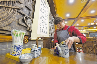 <p>　　服务员认真整理面馆的角角落落，迎接顾客的到来。</p>