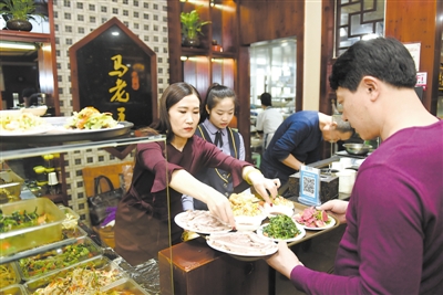 <p>　　在利通区马老五牛肉拉面馆里，服务员为顾客奉上一碟碟精心配制的小菜。</p>