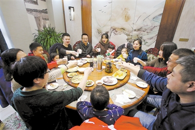 <p>　　齐立宁（中）与亲戚朋友们周五下午便从银川赶到吴忠，在第二天一早“抢”个大桌吃早茶。</p>