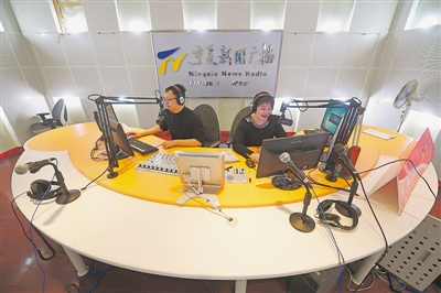 <p>　　清晨6时，空旷的街道旁路灯照射着萧萧独自等车的身影。</p>