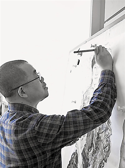 <p>　　周一新，1970年出生，1993年毕业于陕西师范大学艺术系。现为宁夏大学、北方民族大学硕士生导师，陕西师范大学美术学院特聘教授，国家一级美术师。中国美术家协会会员、中国画学会理事、中国工笔画学会理事、宁夏书画院院长、宁夏美术馆馆长、宁夏美术家协会副主席。获中宣部“四个一批”人才，享受国务院特殊津贴，被评为自治区“四个一批”人才，自治区“新世纪313人才工程”人选、自治区首批“塞上文化名家”、自治区第三批“塞上英才”。担任宁夏书画院院长以来，主持的项目两次入选“全国画院优秀创作扶持项目”，得到国家文化部资助及奖励。</p>