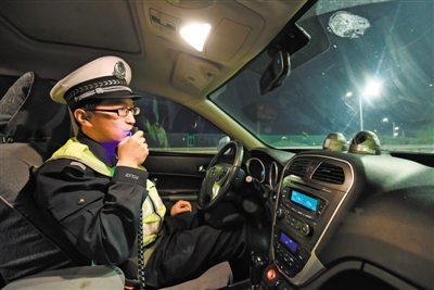 <p>　　协勤丁瑞通过警笛提醒司机注意道路施工，从前方出口绕行。</p>