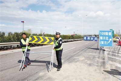 <p>　　施工路段，一大队副支队长郭峰联合施工单位工作人员在路面设置警告标志。</p>