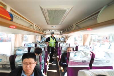 <p>　　民警对营运客车进行安全检查。</p>