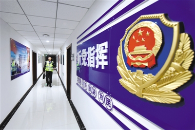 <p>　　凌晨0时25分，张楠手提工具包走出办公室，开始上路巡逻。</p>