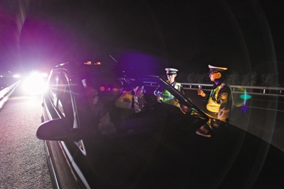 <p>　　民警张楠对无故在高速道路违停的司机进行处罚、批评教育。</p>