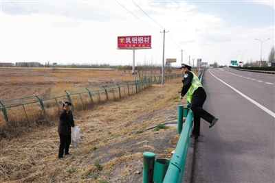 <p>　　上午9时许，路面巡逻的民警发现有人跨越高速道路护栏网挖野菜，立即上前对其进行劝离。</p>