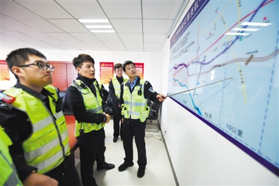 <p>　　午饭后，张楠和同事们讨论辖区重点路段的警力部署。</p>