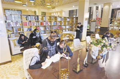 <p>　　银川市某售楼部一角的读书吧，让人们在嘈杂中静下心来享受慢时光。</p>