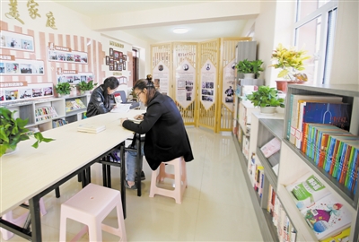 <p>　　银川市中山公园内的城市阅读岛成为前来游园市民的一处新的“落脚地”。2017年开始，银川市在车站、商场、医院等场所建设城市阅读岛，目前已建成31座。</p>