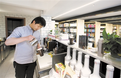 <p>　　一杯咖啡一本书，成为如今不少书店的标配。</p>