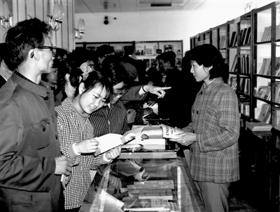<p>　　1981年4月10日，宁夏外文书店建成。外文书店的开业满足了广大科技和外文爱好者的热切期望。　　　　　　　　　　　　　　　　　　　　　　　　　　　　　　　　　　　　　　本报资料照片　温炳光　摄</p>