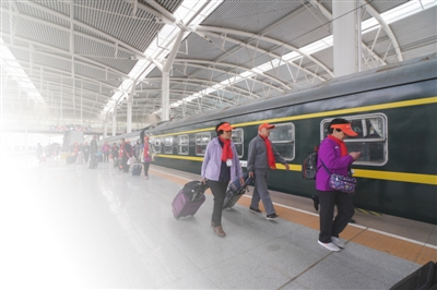 <p>　　4月9日，游客从银川出发，搭乘旅游专列前往吉首、湛江、桂林北、宜昌等地旅游。</p>