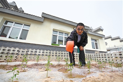 <p>　　村民王建国在给自家小院里种植的辣椒苗浇水，宽敞明亮、设施齐全的新居让他的生活条件得到极大改善。</p>