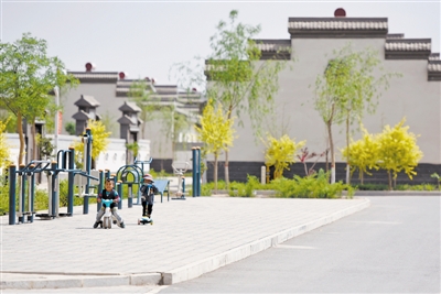 <p>　　村道两旁绿化带，健身器材一应俱全，孩子快乐玩耍。</p>