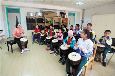 <p>　　在宁夏特殊教育学校音乐课上，蒋媛媛老师教视障学生们打手鼓，感受节奏魅力。</p>
