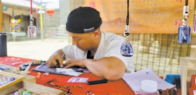 <p>　　张英全在制作米雕。　　　　　　　　　　　　　　　　　　　　本报记者　李徽　摄</p>