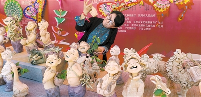 <p>　　非遗日当天，自治区级非遗传承人王永红现场展示制作乐陶泥人。</p>