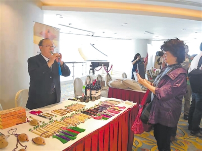 <p>　　宁夏素有“哇呜唱，庄稼长；咪咪吹，牛羊壮”的谚语。今年的香港经贸活动周上，“咪咪”制作传承人马文祥用一根小竹管就能吹出动人的旋律。　　　　　　　　　　　　　　　　　　　　　　　　　　　　　　　　　　本报记者　张瑛　摄</p>