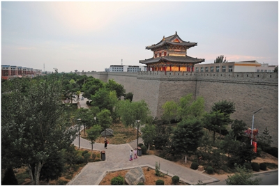 <p>　　图为15年前蒋学芳在生活多年的城墙下老屋院子里。</p>