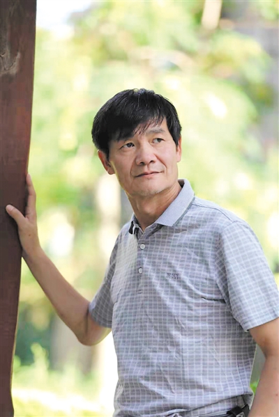 <p>　　陈国鸿，1960年出生，祖籍江苏淮安人，毕业于宁夏大学美术系，2008年考入中国艺术研究院中国书法院研究生课程班。现为中国书法家协会会员、中国书协编辑出版委员会委员,宁夏书协副主席、银川市文联副主席、银川市书协主席。</p><p>　　其作品20余次在国家级展览中入展并获奖，2011年入展“第十届全国书法篆刻展”获优秀奖（最高奖），2013年入展“第四届中国书法篆刻兰亭奖”获佳作奖，2013年入展“第三届全国草书艺术大展”，2015年入展“第十一届全国书法篆刻展”。</p>&&&&&&&&&&&&&&&&&&