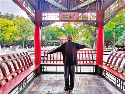 <p>　　动静结合的太极拳成为老年人晨练的首选。</p>