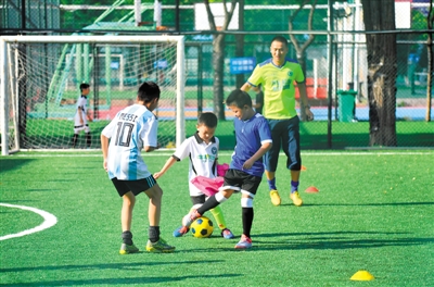<p>　　早晨，孩子们在免费对市民开放的健身场馆内一展球技。</p>