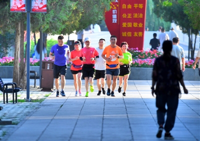 <p>　　清晨，成群结队晨跑的人们成为中山公园里一道亮丽风景。</p>