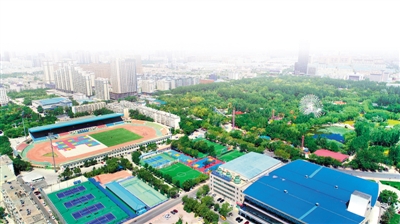 <p>　　银川市兴庆区光明广场周边分布着众多运动场馆和公共健身器材。</p>