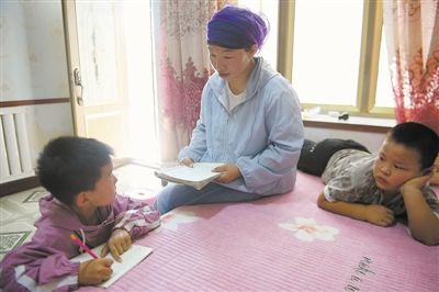 <p>　　整日忙碌的李梅终于有点时间为暑假中的儿子辅导作业。</p>