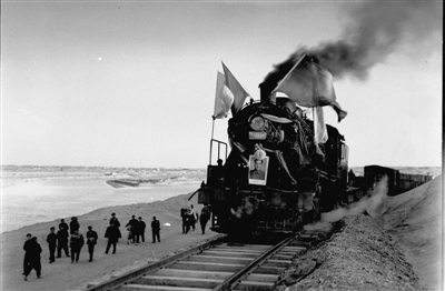 <p>　　1958年8月1日，包兰铁路建成通车，宁夏境内有了第一条铁路。</p>