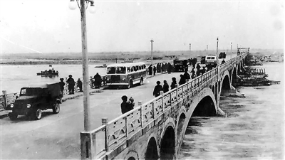<p>　　1970年12月宁夏第一座黄河公路桥——叶盛黄河大桥建成。</p>