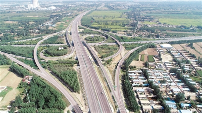 <p>　　2019年9月1日，藏高速公路改扩建工程金积至滚泉段（西半幅）“四改八”和滚泉至桃山口“六车道”新建段正式建成试通车，该路段最大车流量近5万车次/天。　本报记者　王晓龙　摄</p>