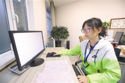 <p>　　一大早，当天值班老师谢晓甜在录入验菜、出入库单。</p>