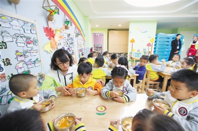 <p>　　温巧霞老师纠正孩子吃饭姿势。</p>