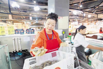 <p>　　刘玉君老师在超市仔细挑选食材。</p>