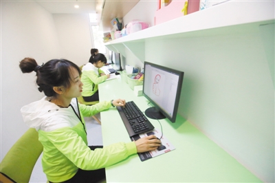 <p>　　老师们抓紧时间制作课件。</p>