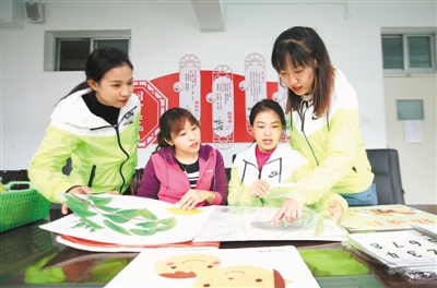 <p>　　下班后，几位老师跨年级进行教学活动研讨。</p>