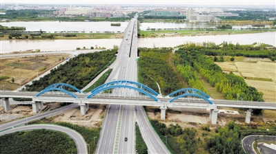 <p>　　中卫市早已走出腾格里沙漠污染的阴影，携高铁、高速公路、民航交通及优质的城市环境之便，大力发展云计算产业，以“一域”的转型升级助力实现“一地”发展方式的根本转变。</p>