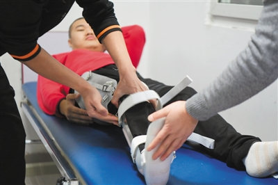 <p>　　在取型室对患者取型。</p>