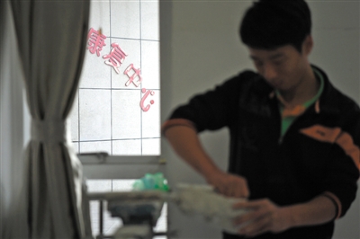 <p>　　杨开正在制作矫形器。</p>